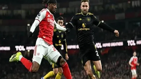 《足球》朝鲜队机场食面引关注，国足待遇引网友疑问：国足包机海参入住五星酒店待遇何在？